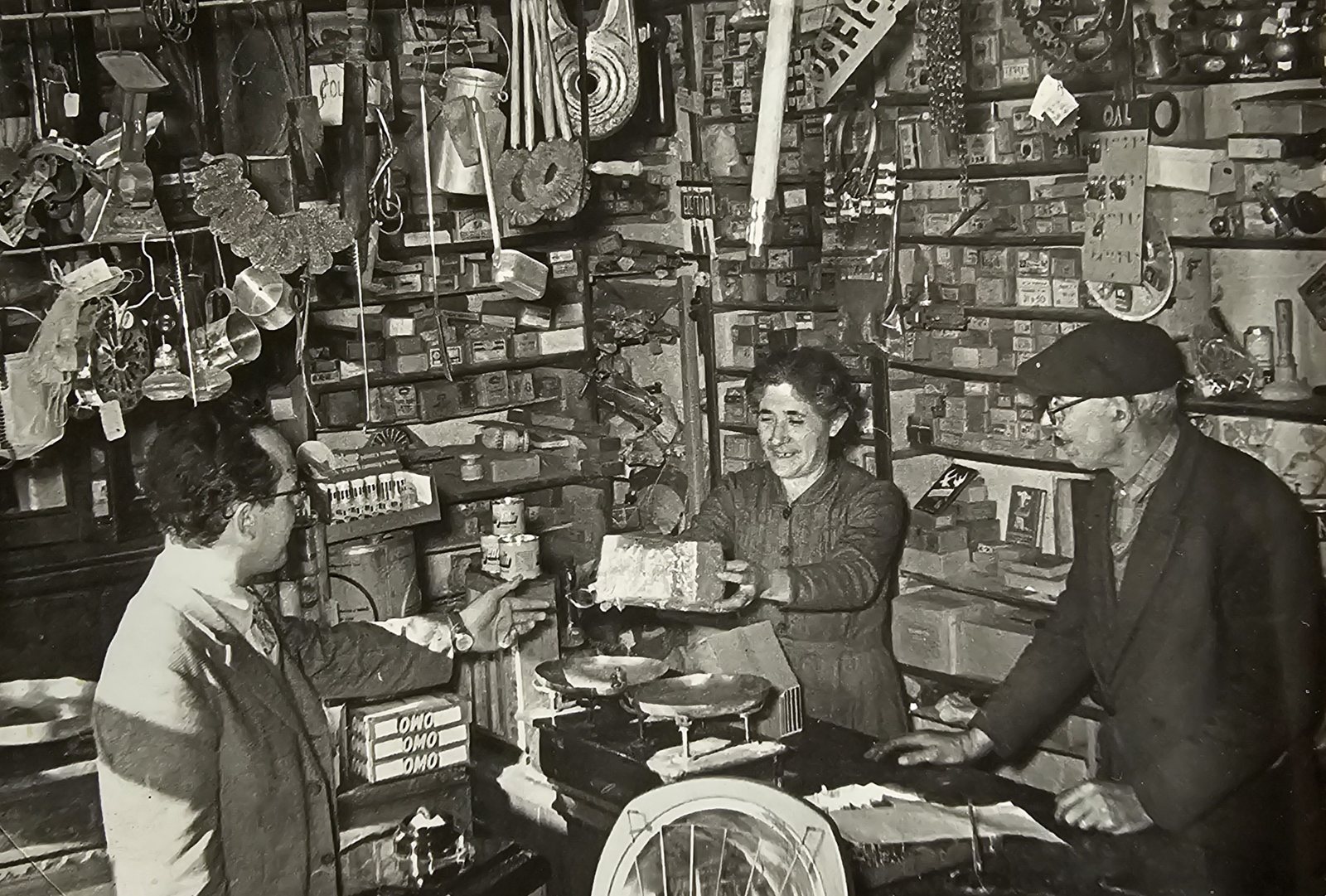 Foto storica: la famiglia Bertoni dietro il banco della ferramenta a Villanterio